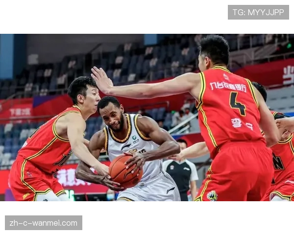 上海男篮大胜辽宁升至积分榜首位 关键节点防守压制力成转折